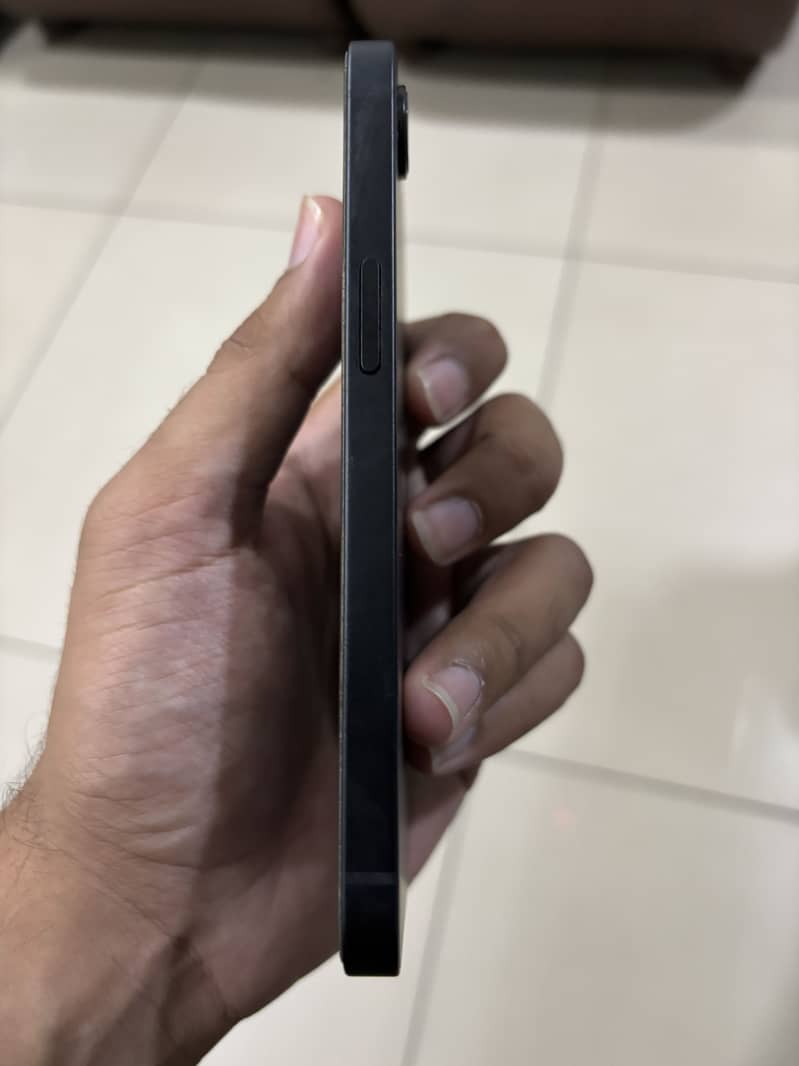 Apple iPhone 16e 2