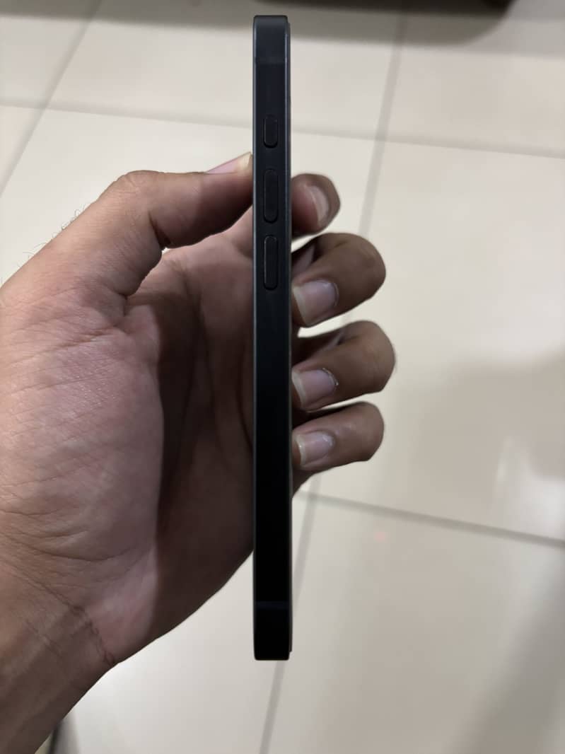 Apple iPhone 16e 3