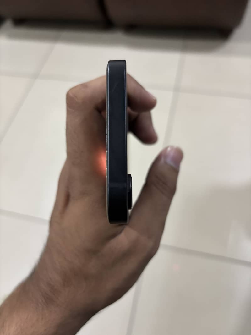 Apple iPhone 16e 4