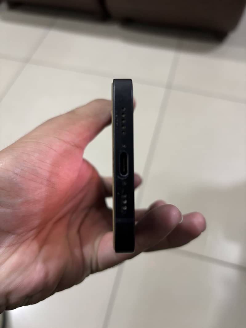 Apple iPhone 16e 5