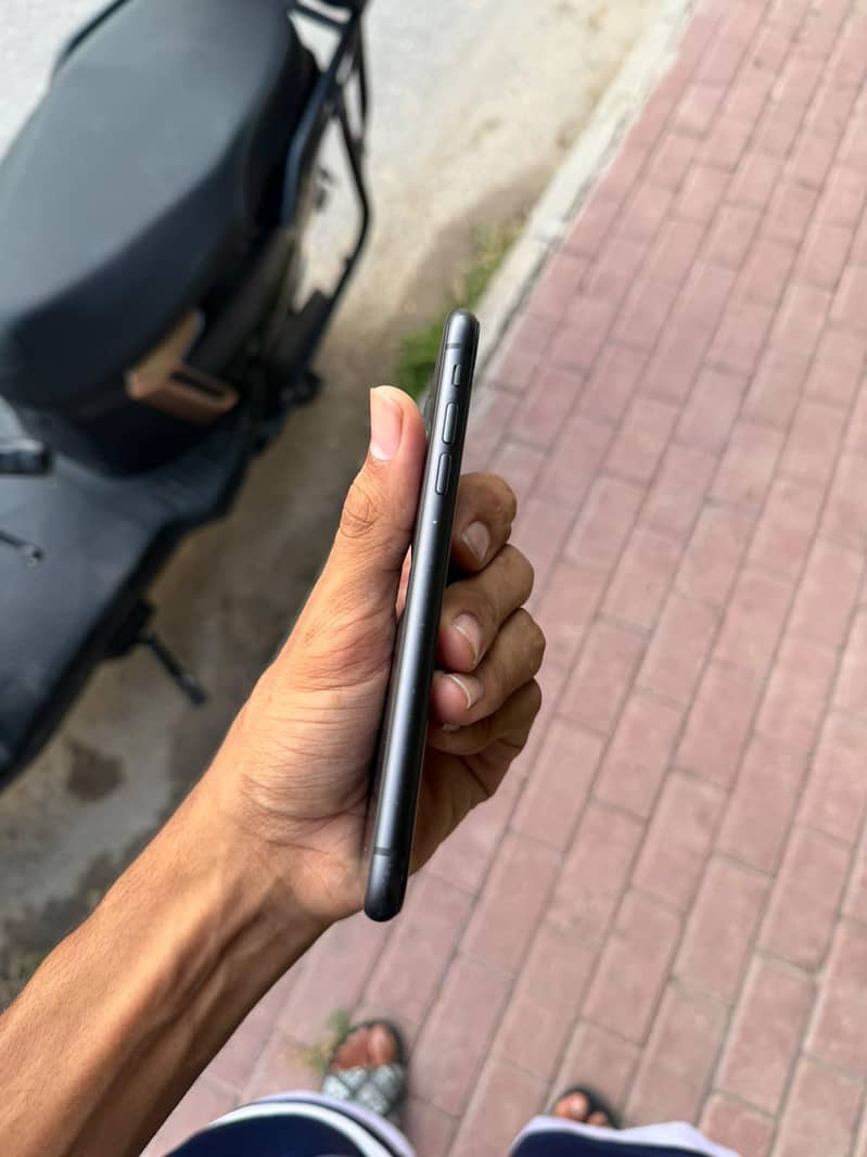 Apple iPhone 11 4
