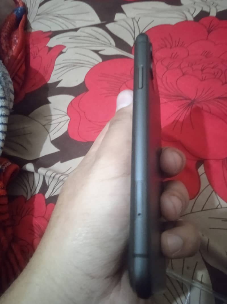 Apple iPhone 11 4