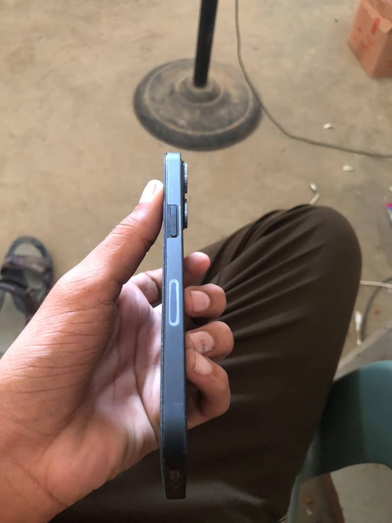 Apple iPhone 13 2