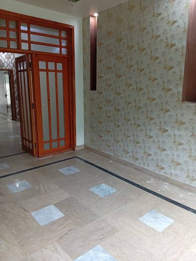I RENT OUT A 10 MARLA HOUSE IN BAHRIA ORCHARD LAHORE PHASE 1. CENTRAL BLOCK GAS INSTALLED