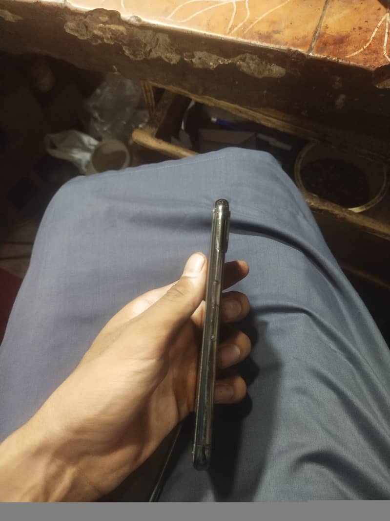 iPhone XS (64) 4