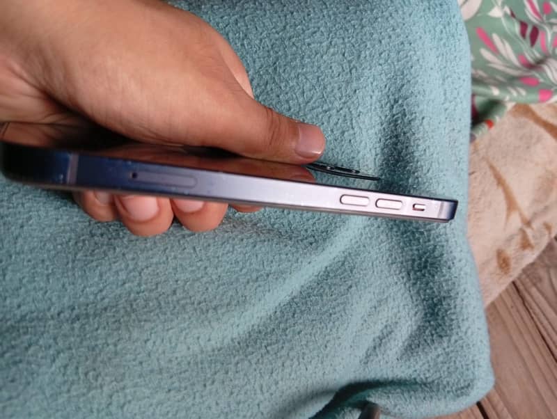 Apple iPhone 12 4