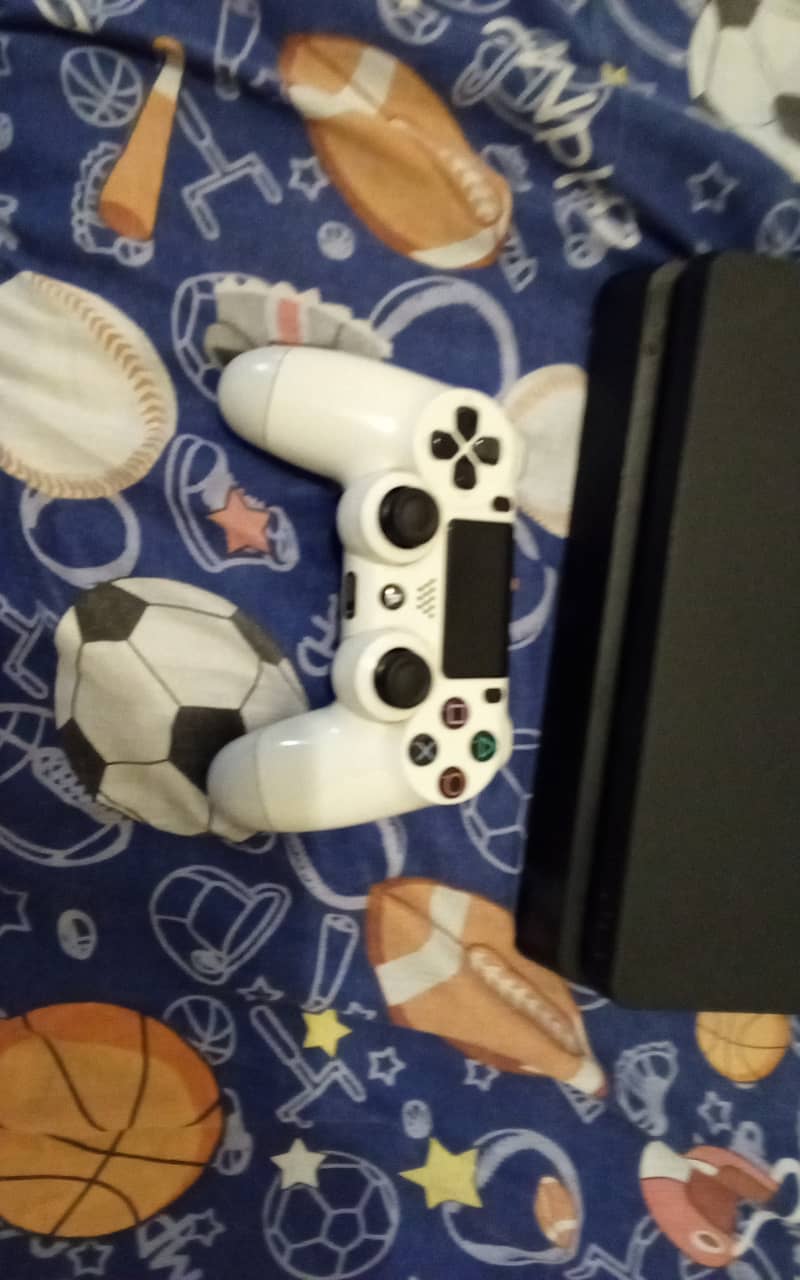PS4 slim 4