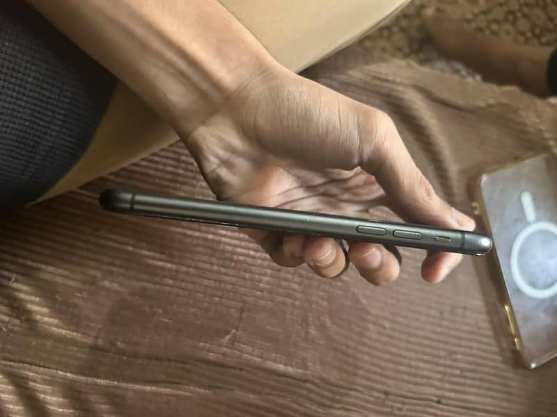 Apple iPhone 11 4