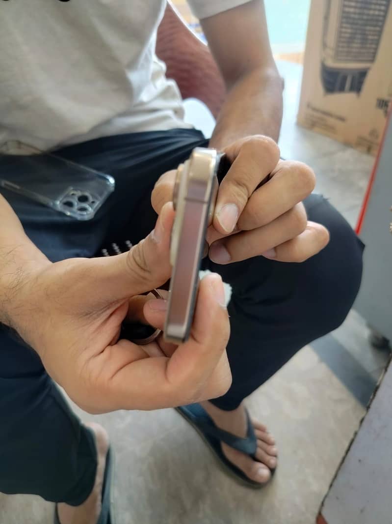 Apple iPhone 16 Pro 2
