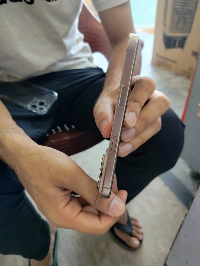 Apple iPhone 16 Pro 3