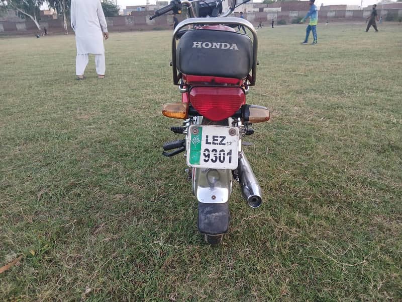 CD70 motorcycle 3