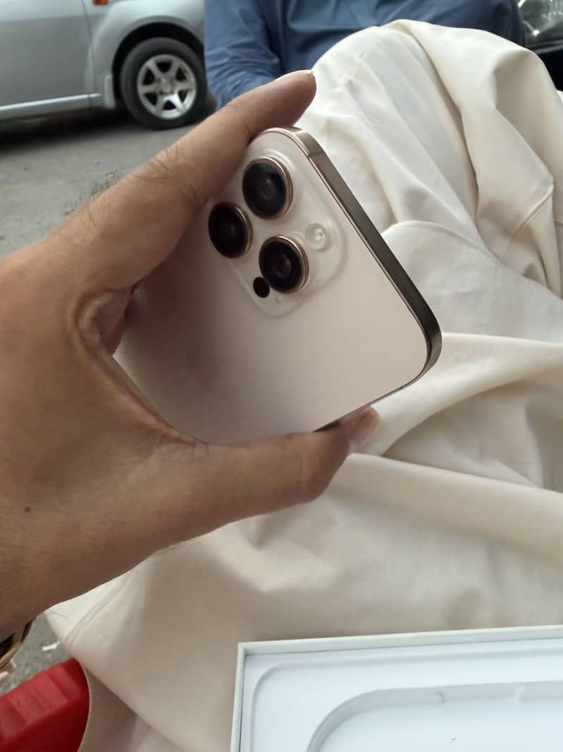 Apple iPhone 16 Pro Max 0