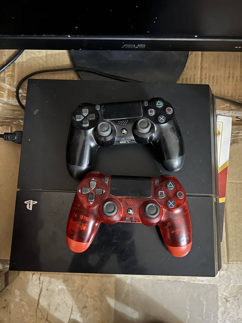 PS4 with 2 controllers 0