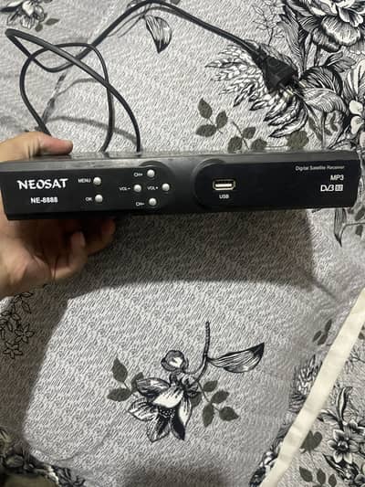 Dish LNB sath reciever bi hai
