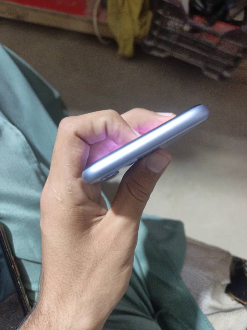 Apple iPhone 11 4