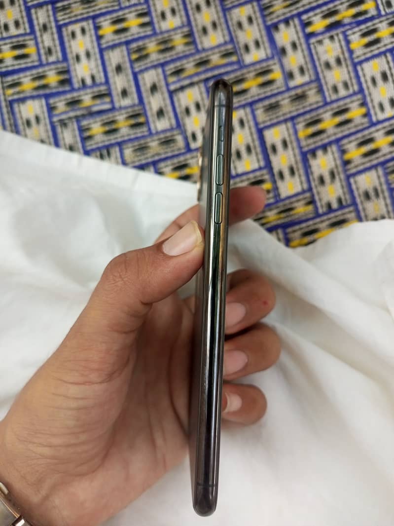 IPHONE 11 PRO MAX 4