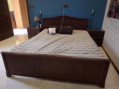 Queen size bed with 2 side tables and dressing table