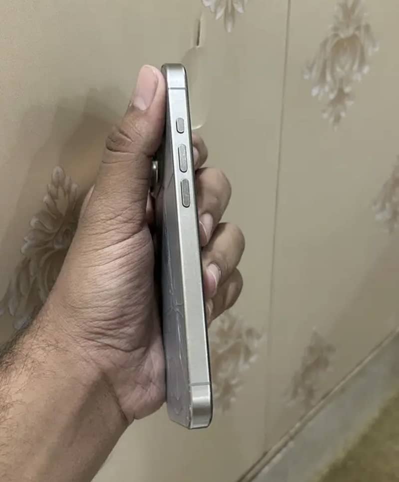 Apple iPhone 15 Pro 4