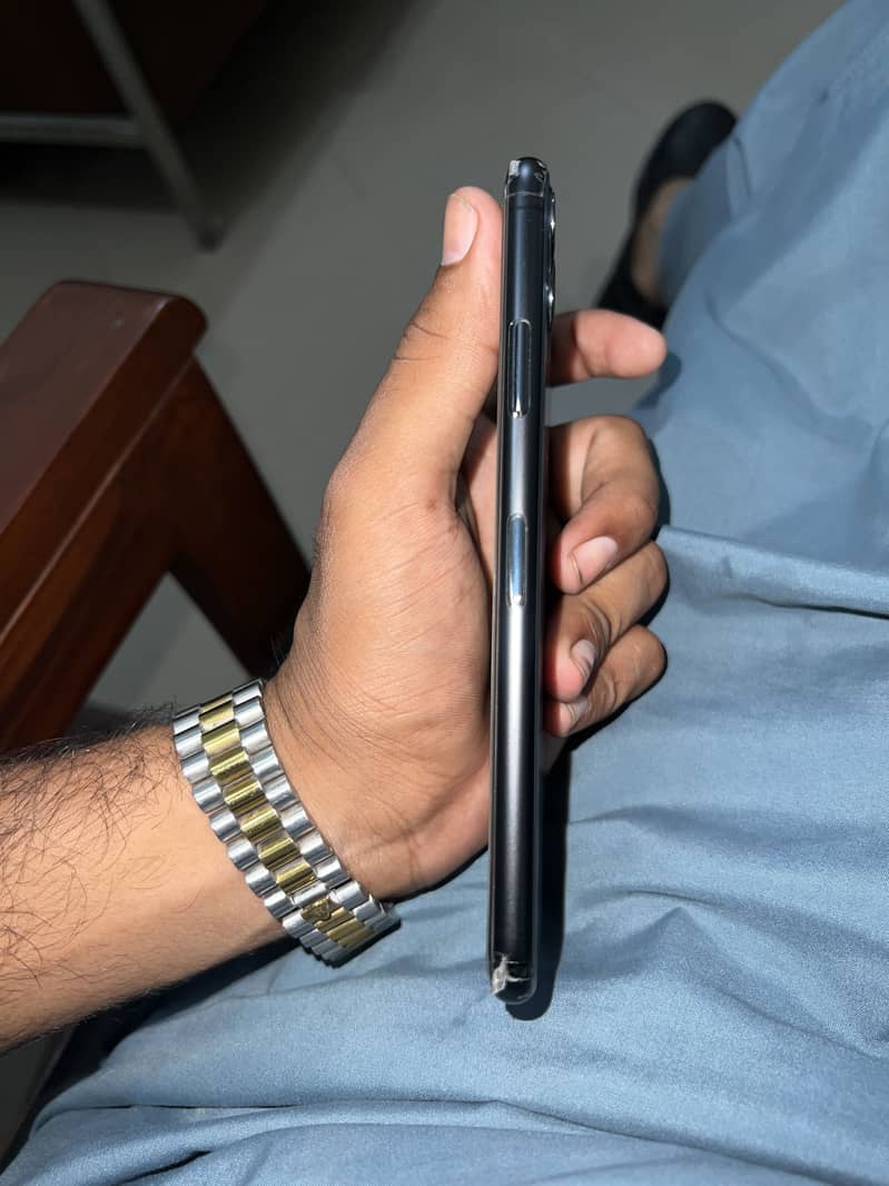 Apple iPhone 11 Pro Max 2