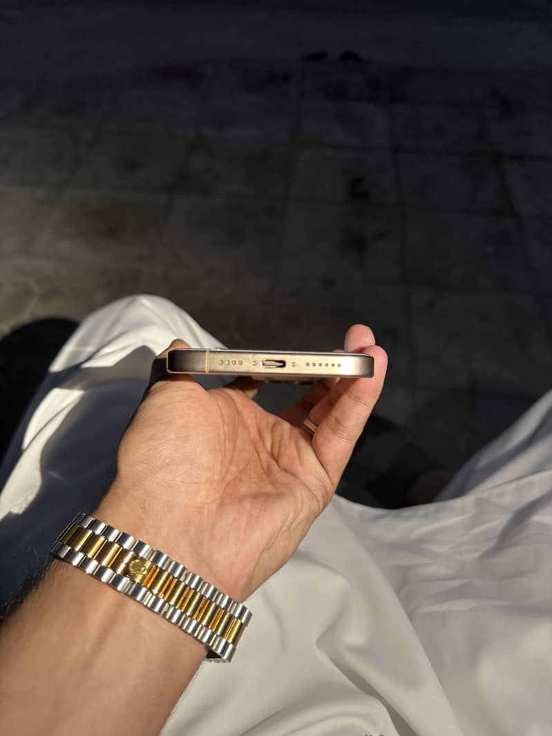 Apple iPhone 16 Pro Max 3