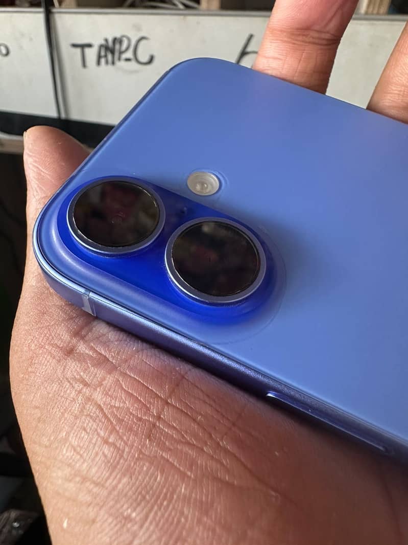 Apple iPhone 16 5