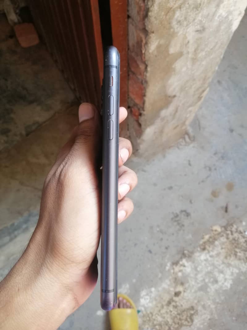 IPhone 11 4