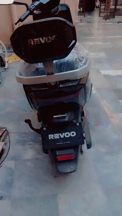 Revoo Electric Scooty
