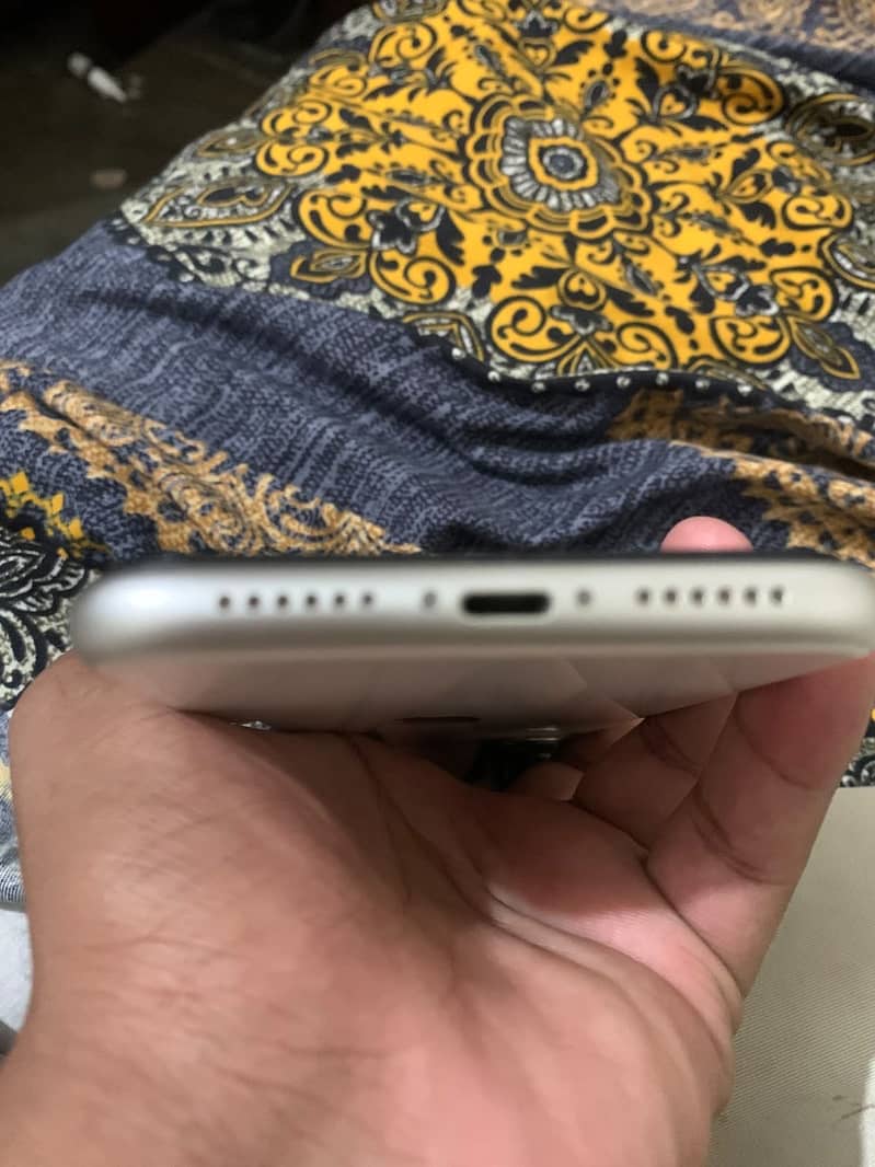 Apple iPhone 11 3