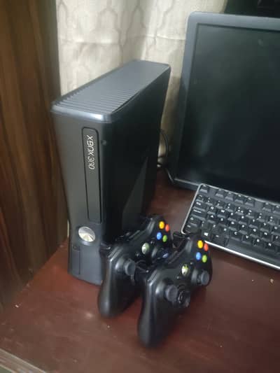 XBOX360 S CONSOLE 60+ GAMES INSALLED WITH 2 WIRELESS CONTROLLERS