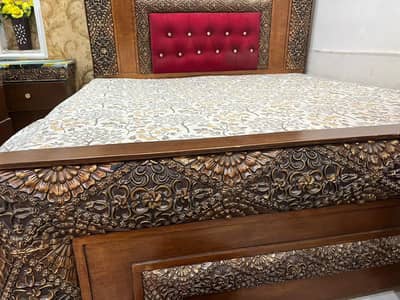 Beutiful bed with Golden colour price 25k