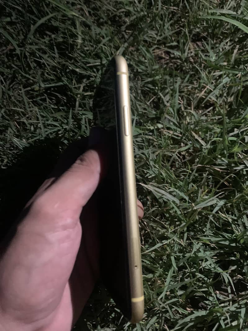 Apple iPhone 11 4