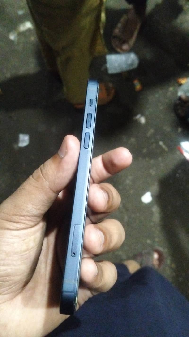 Apple iPhone 12 4