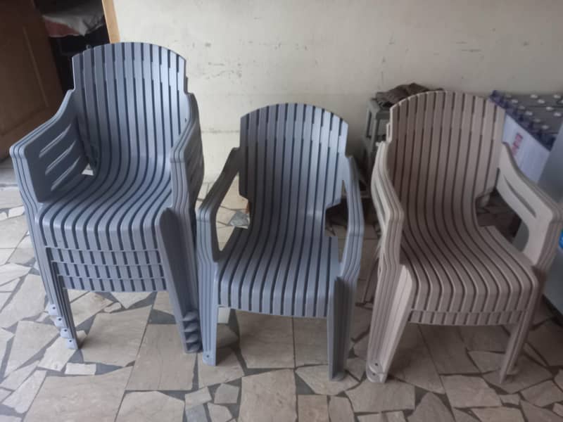 plastic chairs 0