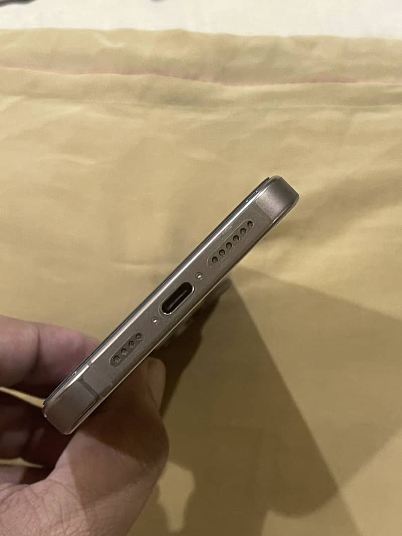 Apple iPhone 16 Pro Max 2