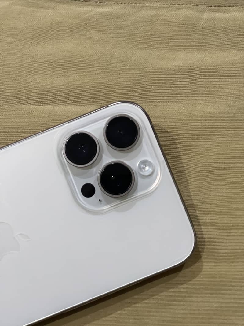 Apple iPhone 16 Pro Max 4