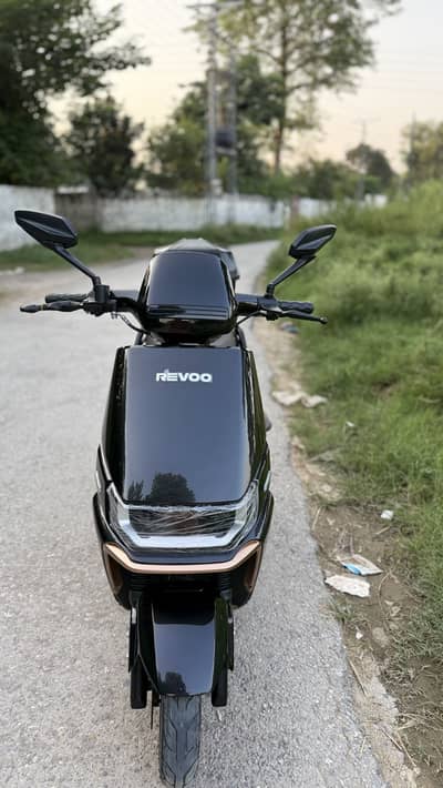 Revoo a12 electric scooty