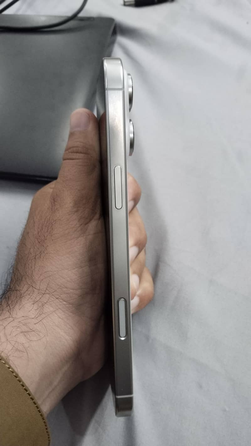 Apple iPhone 16 Pro Max 2