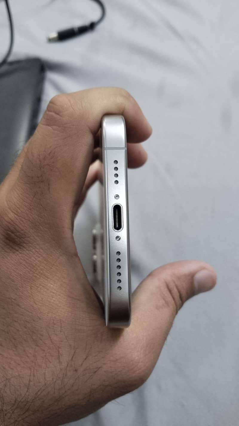 Apple iPhone 16 Pro Max 4