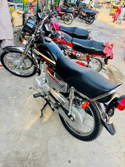 Honda 125 self start black corom silver