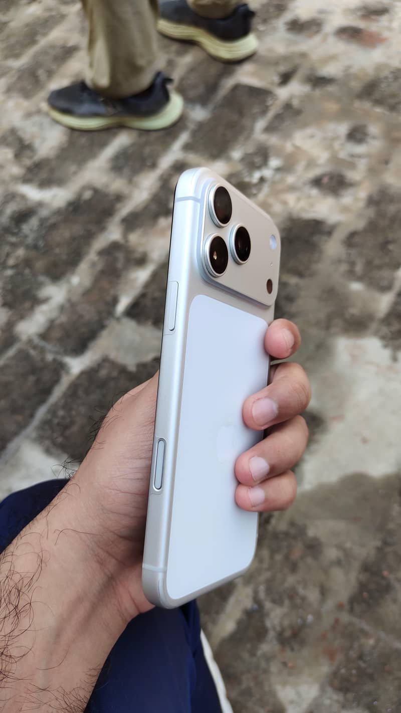 Apple iPhone 17 Pro Max 1
