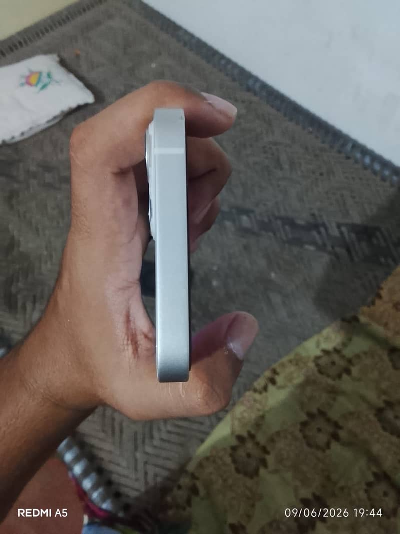 Apple iPhone 13 2