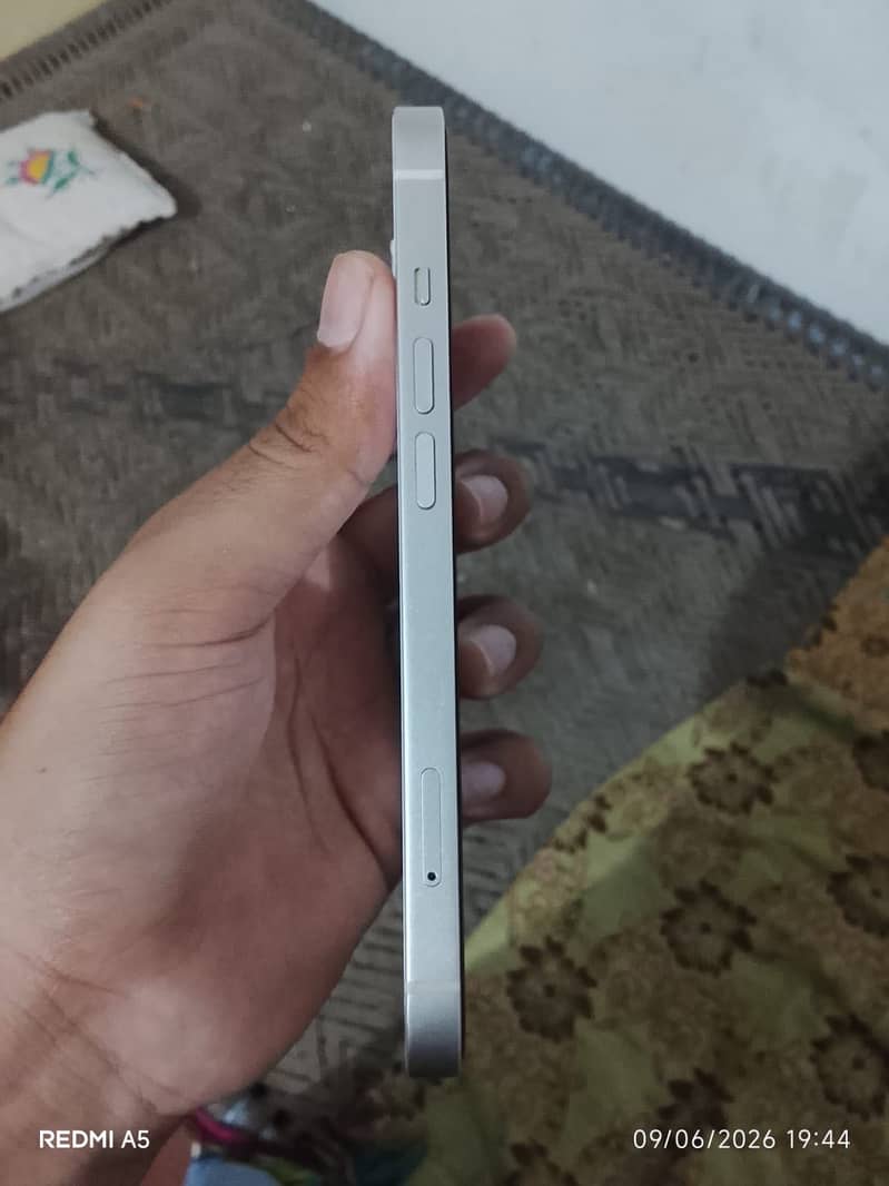 Apple iPhone 13 5