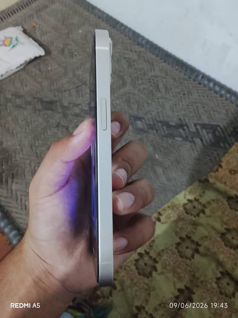 Apple iPhone 13 8