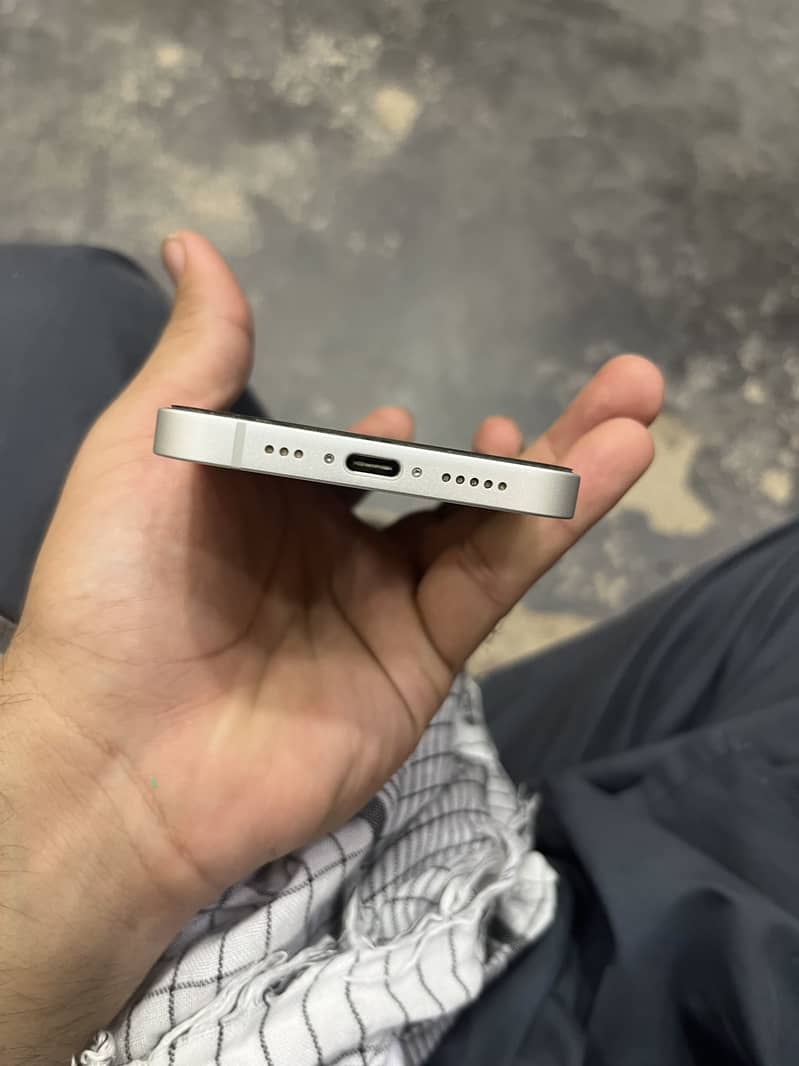 Apple iPhone 16e 1