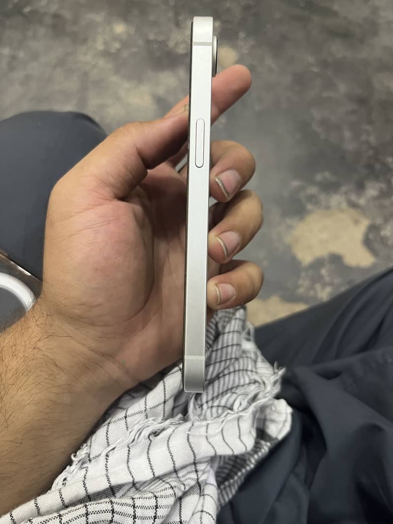 Apple iPhone 16e 3