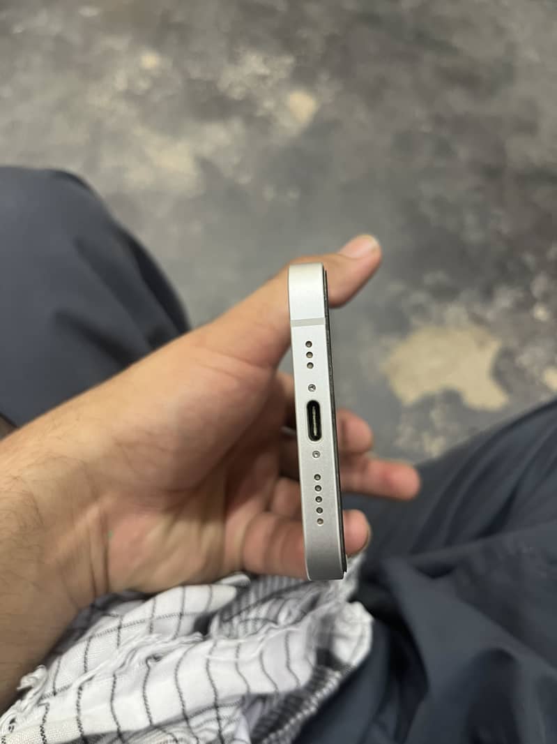 Apple iPhone 16e 4