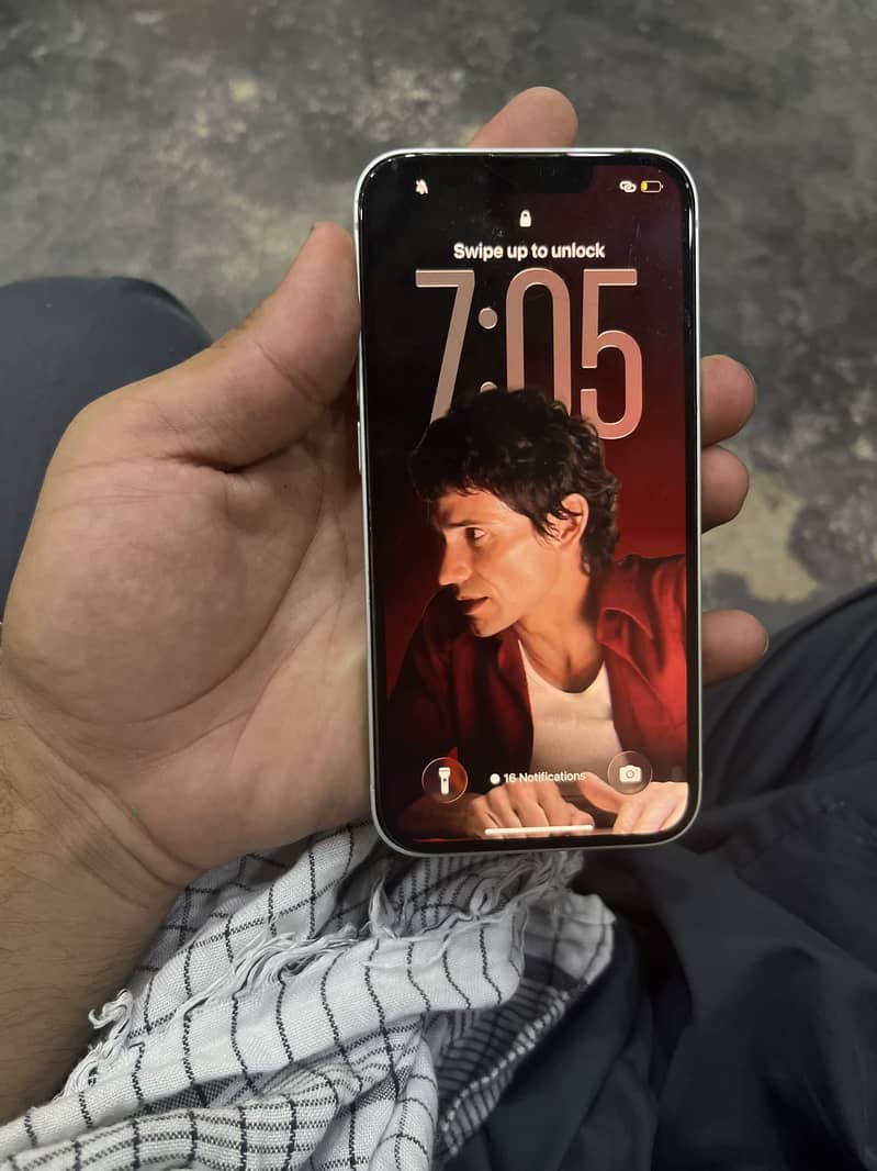 Apple iPhone 16e 5