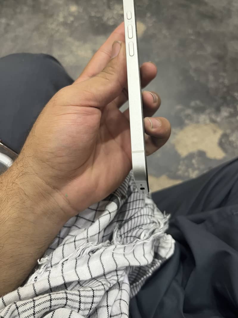 Apple iPhone 16e 6