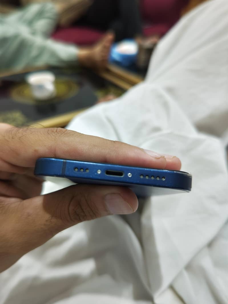 Apple iPhone 12 4