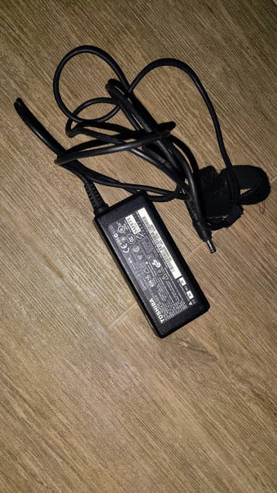 original Toshiba laptop charger 18 3.42A 65 W excellent condition